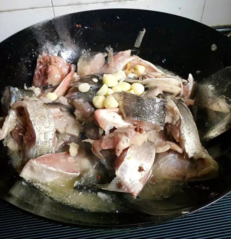 酸菜豆腐鱼块步骤3