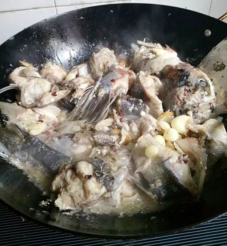 酸菜豆腐鱼块步骤4
