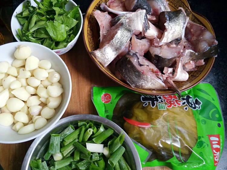 酸菜豆腐鱼块步骤1