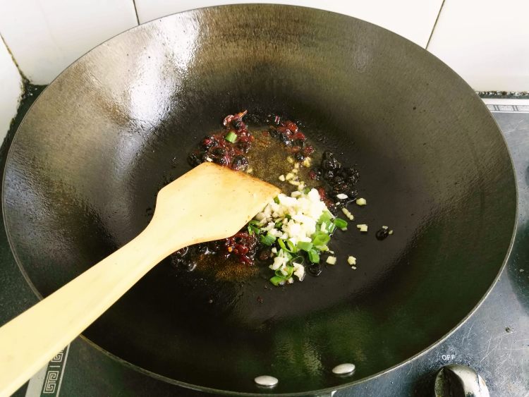 豆豉辣酱烧豆腐步骤6