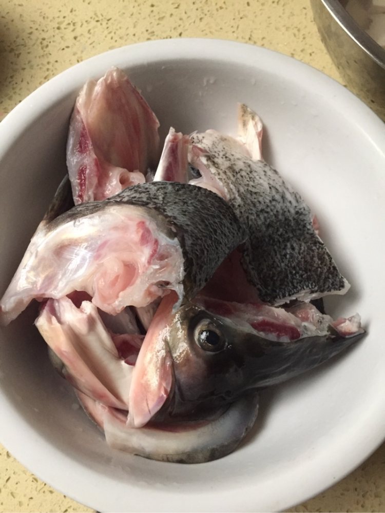 奶白鱼头豆腐汤步骤1