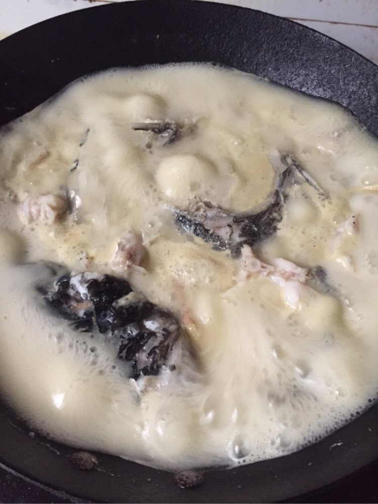 奶白鱼头豆腐汤步骤6