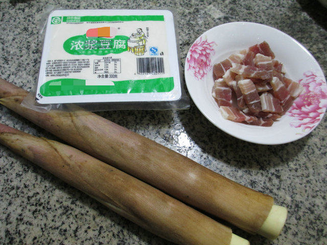 咸肉鞭笋豆腐汤步骤1