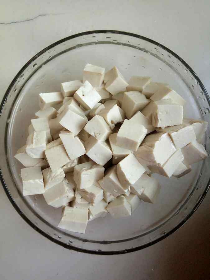 番茄菌菇炖豆腐步骤1