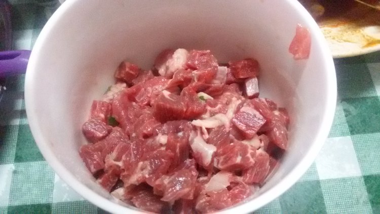 牛肉豆腐红汤步骤1