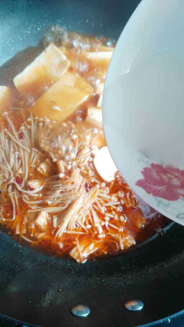 金针豆腐煲步骤7