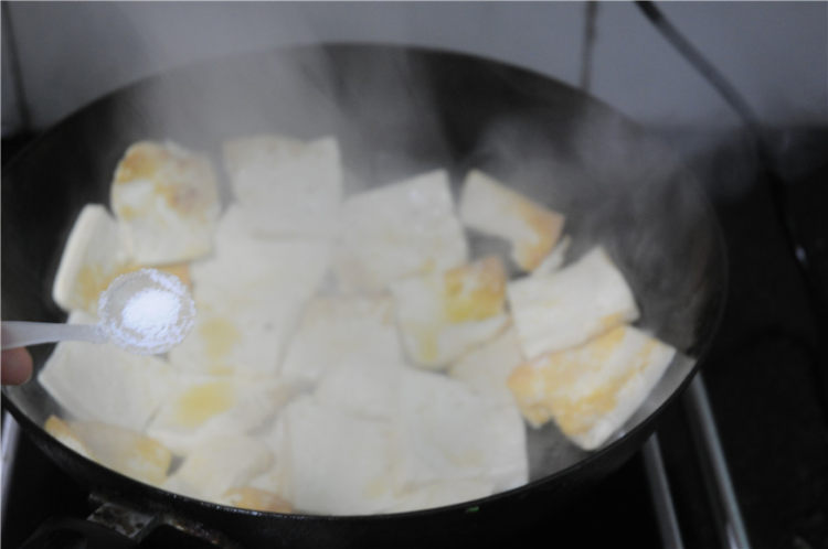 葱香豆腐块步骤2