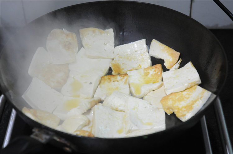 葱香豆腐块步骤1