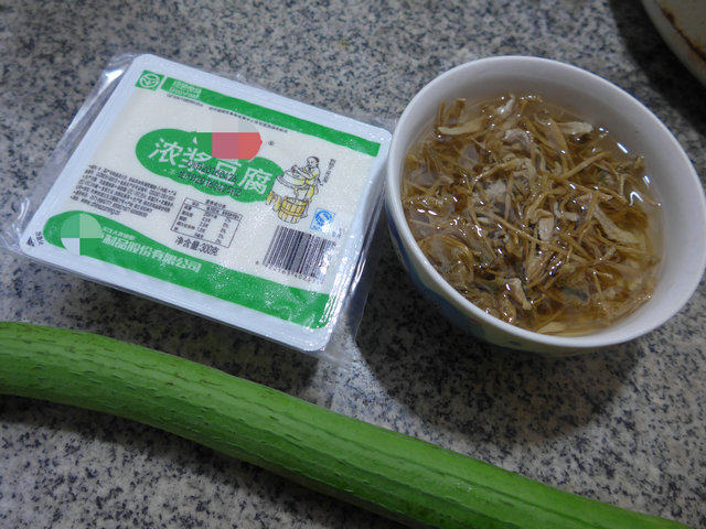 笋干菜丝瓜煮豆腐步骤1