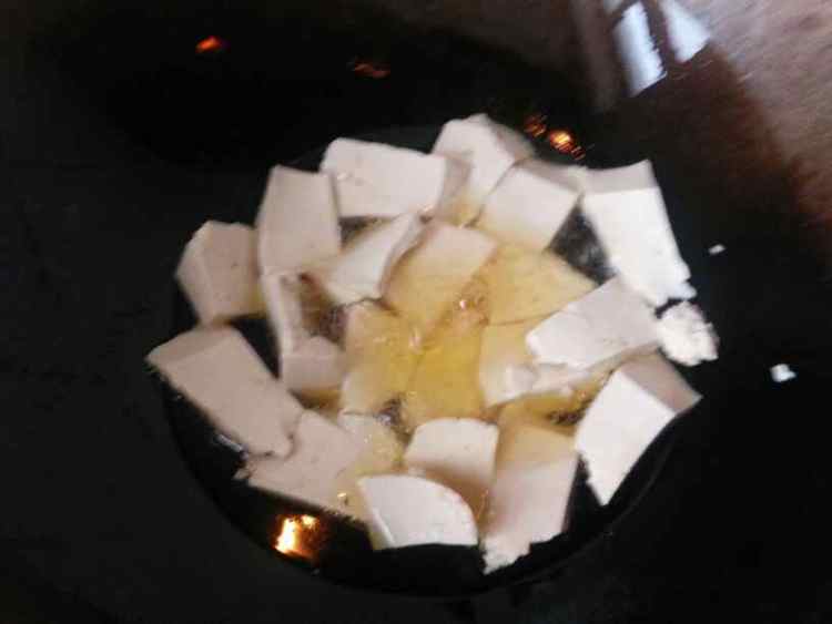 葱炒豆腐#多效护理一步骤3