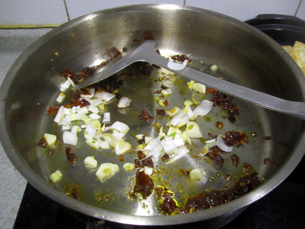青蒜豆腐煲#多效护理步骤4