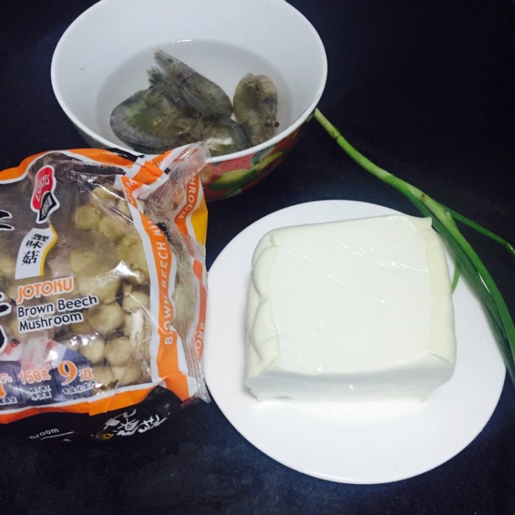 豆腐鲜虾煲步骤1