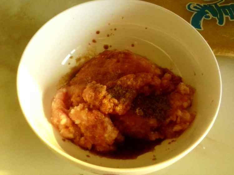 焖油豆皮肉卷步骤2