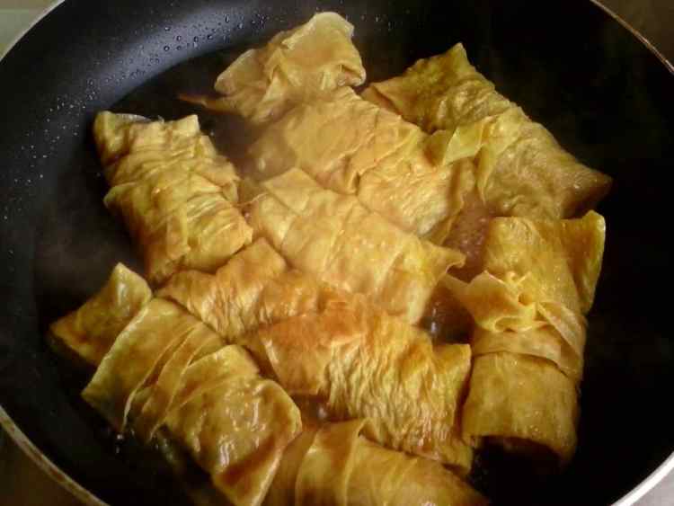 焖油豆皮肉卷步骤9