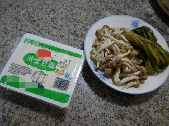 雪菜蟹味菇豆腐汤步骤1