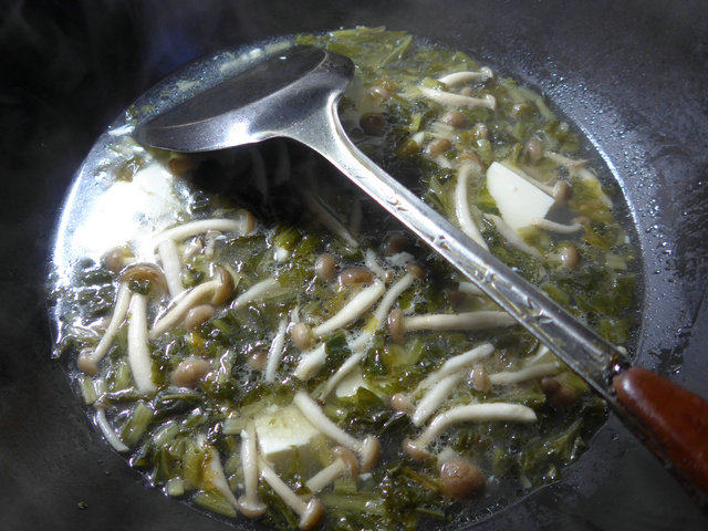 雪菜蟹味菇豆腐汤步骤8