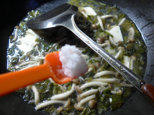 雪菜蟹味菇豆腐汤步骤6