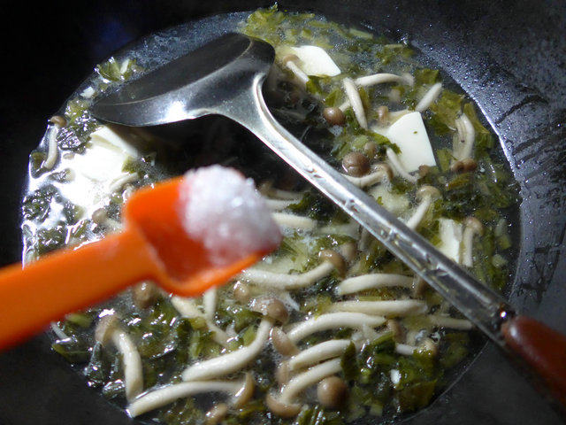 雪菜蟹味菇豆腐汤步骤7