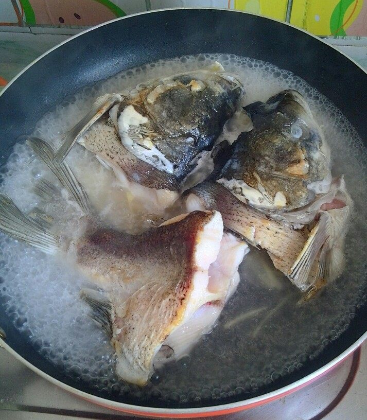 缩骨鱼豆腐汤步骤8