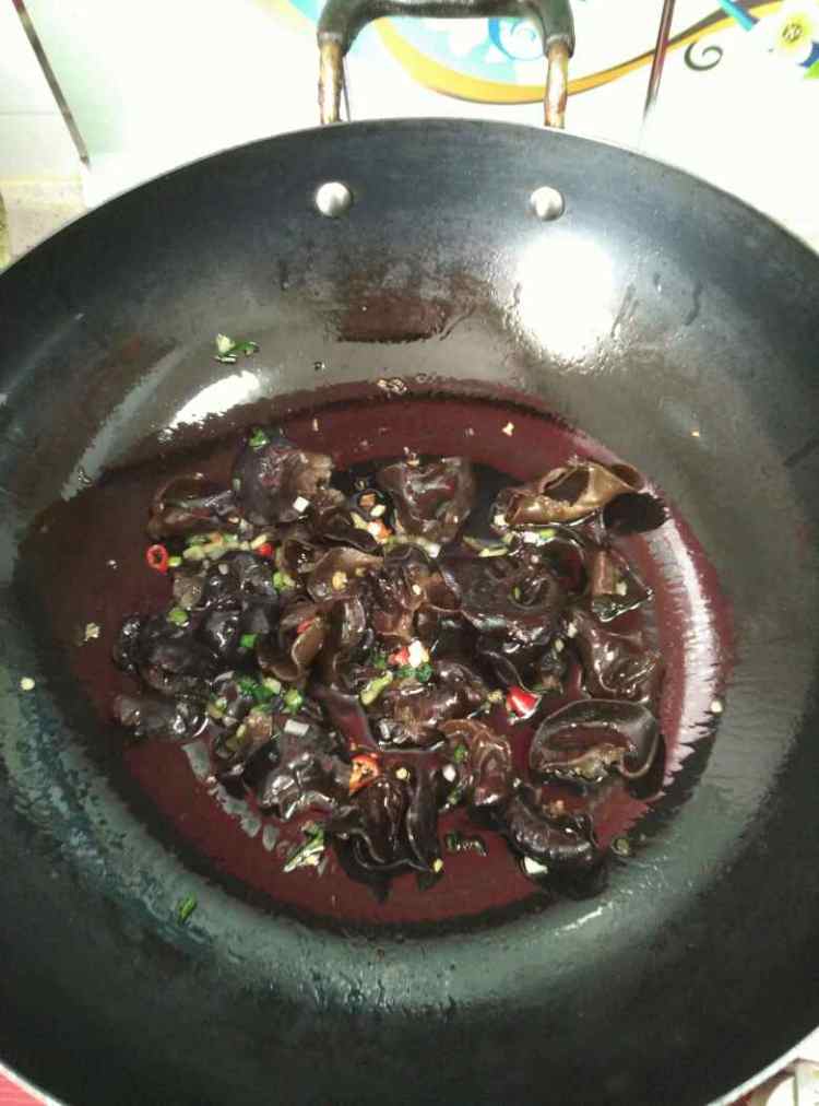 黑木耳炖豆腐步骤3