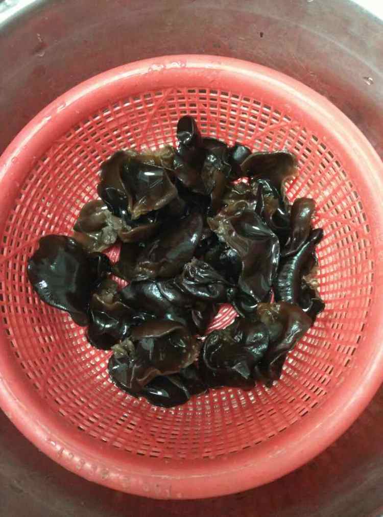 黑木耳炖豆腐步骤1
