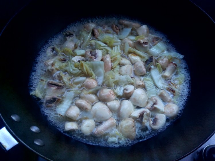 白菜蘑菇豆腐丸子汤步骤8