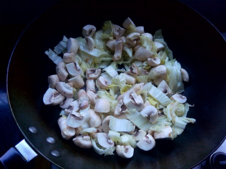 白菜蘑菇豆腐丸子汤步骤7