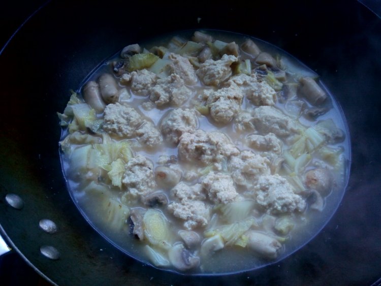 白菜蘑菇豆腐丸子汤步骤10
