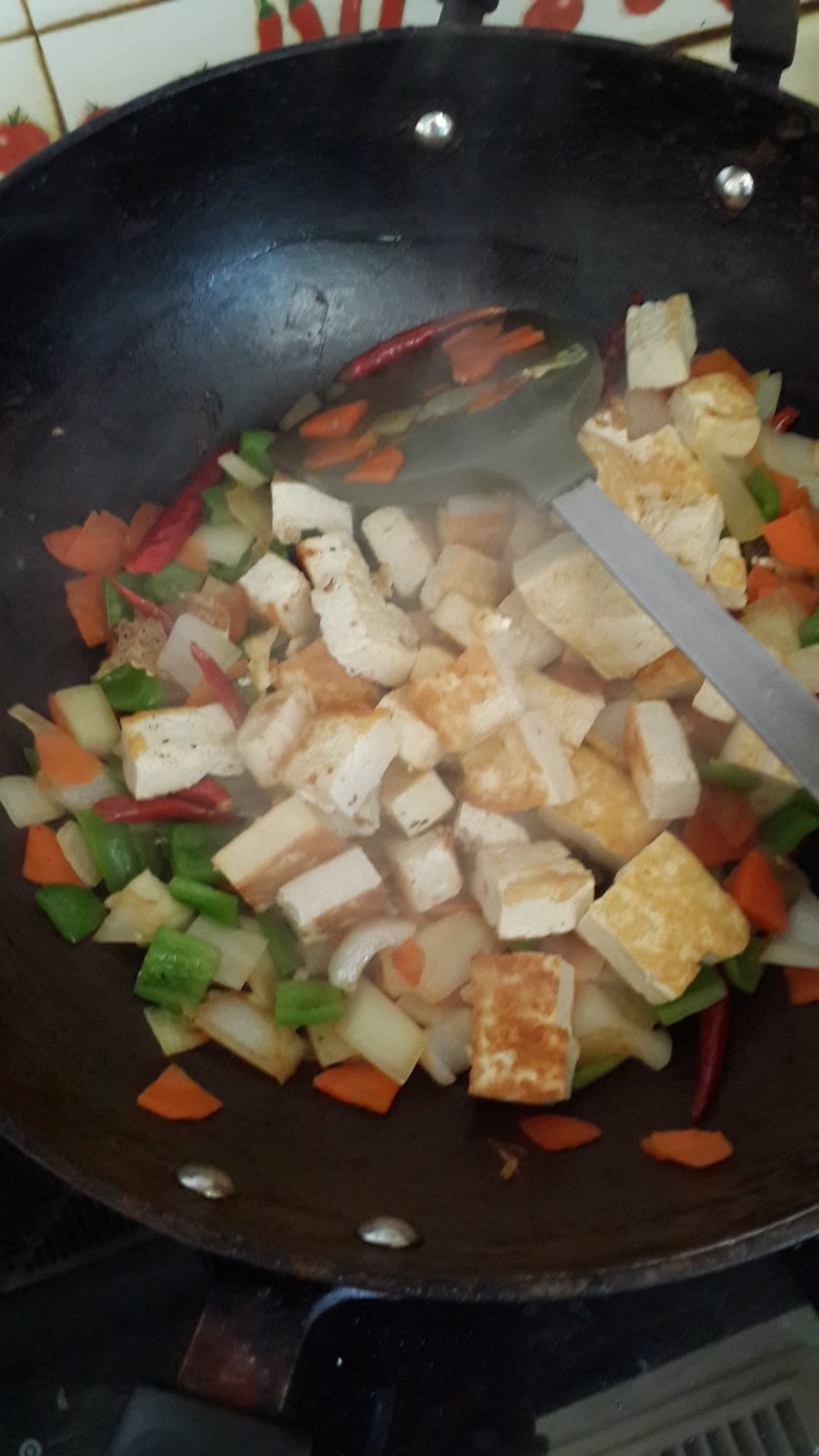 什锦素炒豆腐步骤4