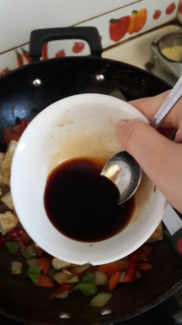 什锦素炒豆腐步骤5