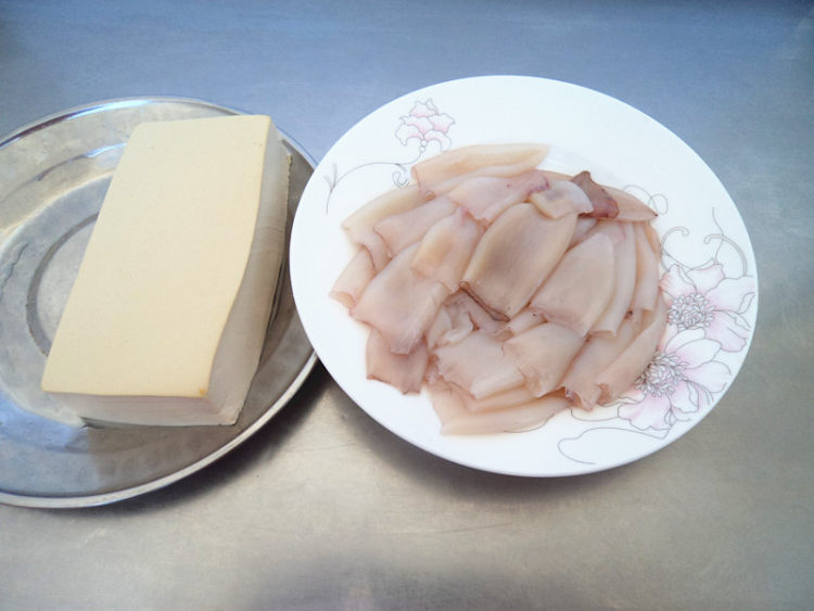 笔管鱼烧豆腐步骤1