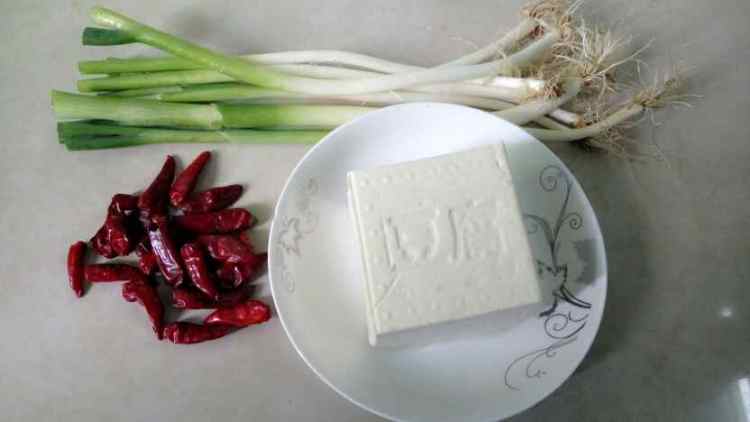香辣葱焖豆腐步骤1