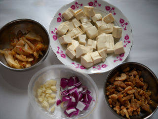 辣白菜海米烧豆腐步骤1