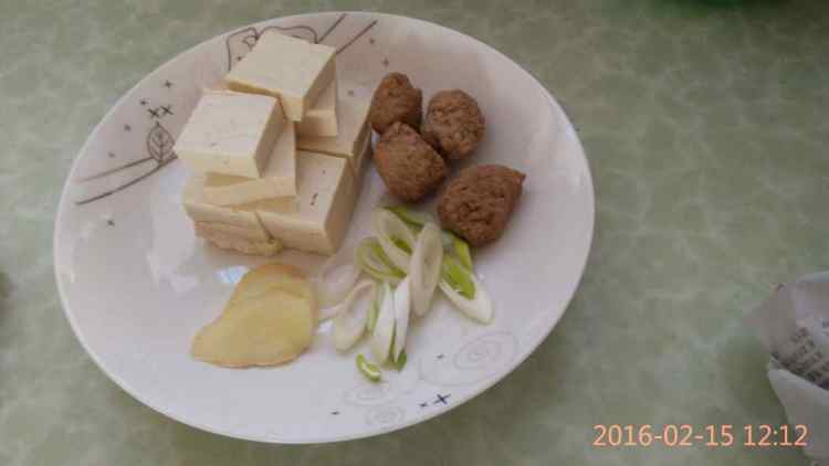 白菜豆腐肉圆汤步骤1