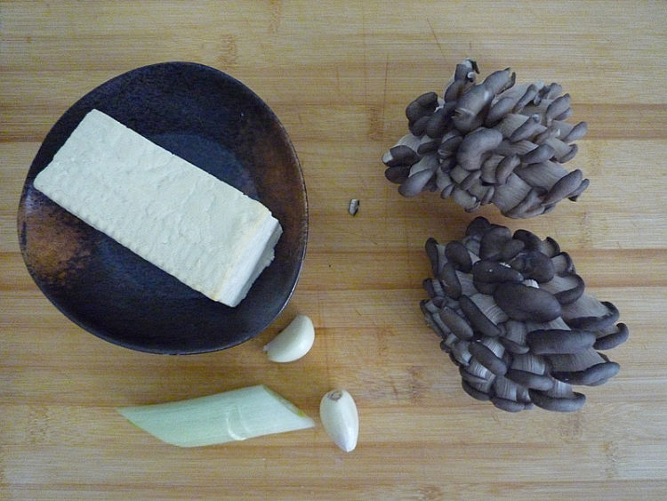 蚝油菌菇烧豆腐步骤1