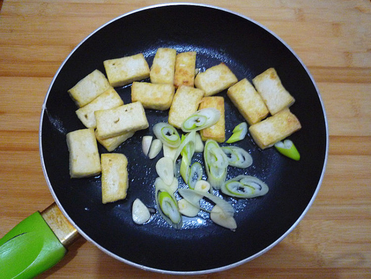 蚝油菌菇烧豆腐步骤8