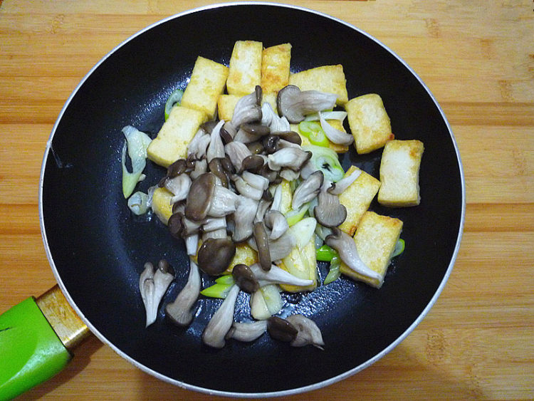 蚝油菌菇烧豆腐步骤9