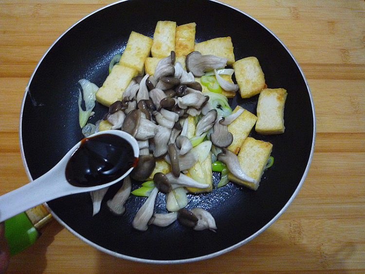 蚝油菌菇烧豆腐步骤10