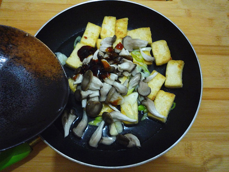 蚝油菌菇烧豆腐步骤11