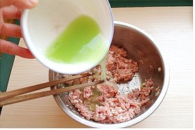 萝卜丝豆腐玉米面肉饼步骤7