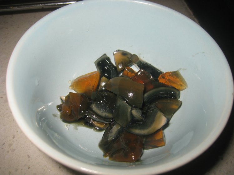 芫茜皮蛋豆腐汤步骤2