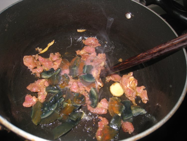 芫茜皮蛋豆腐汤步骤5
