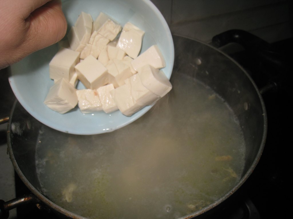 芫茜皮蛋豆腐汤步骤8