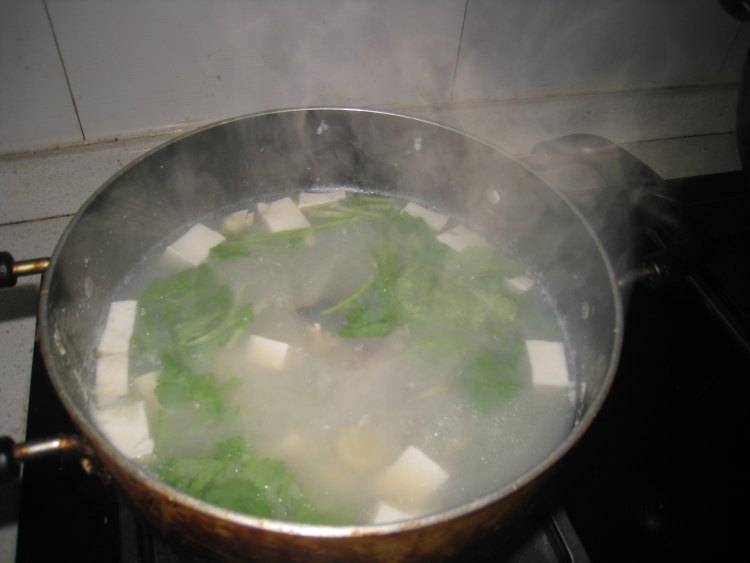 芫茜皮蛋豆腐汤步骤10