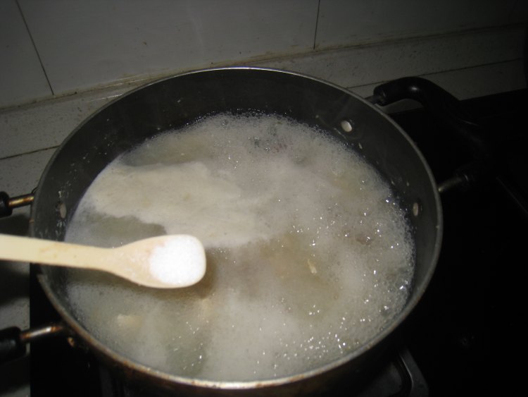 芫茜皮蛋豆腐汤步骤9