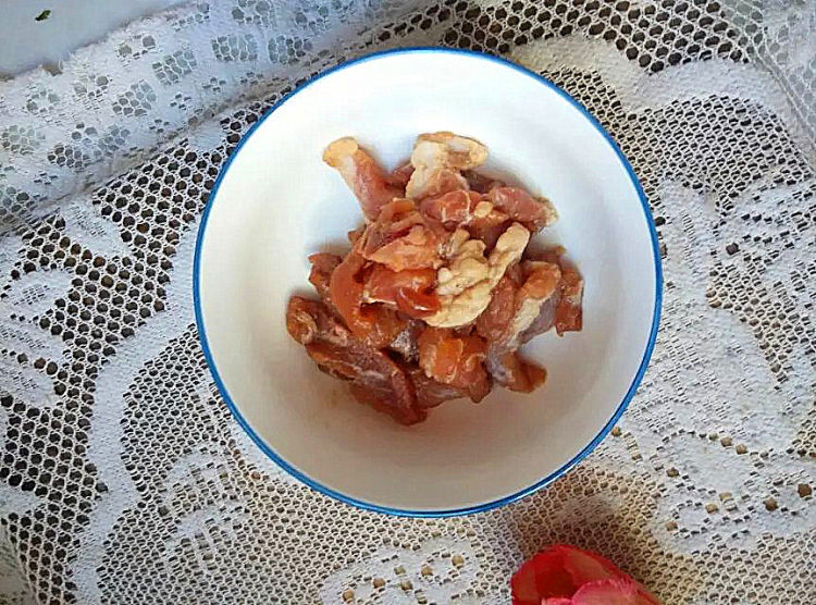 西芹胡萝卜焖豆腐步骤1