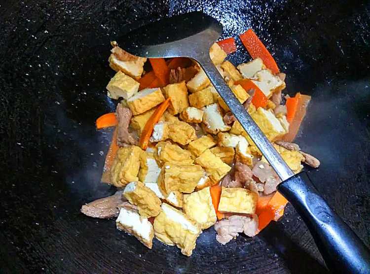 西芹胡萝卜焖豆腐步骤6