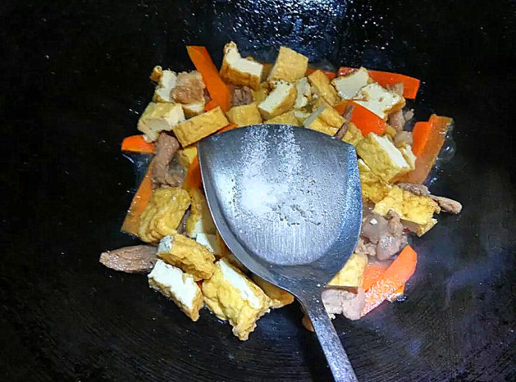 西芹胡萝卜焖豆腐步骤7