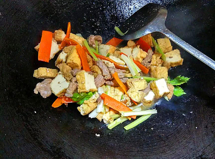 西芹胡萝卜焖豆腐步骤9