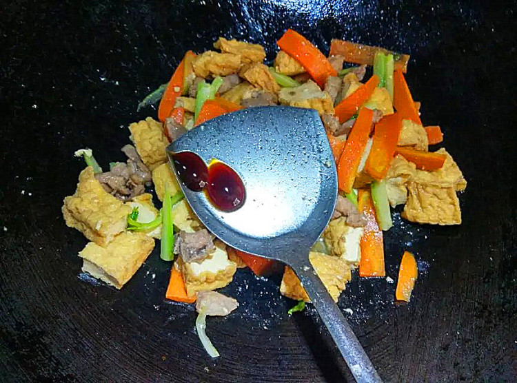西芹胡萝卜焖豆腐步骤10
